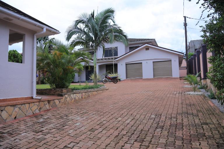 RugsResidence - Bed and Breakfast Namugongo