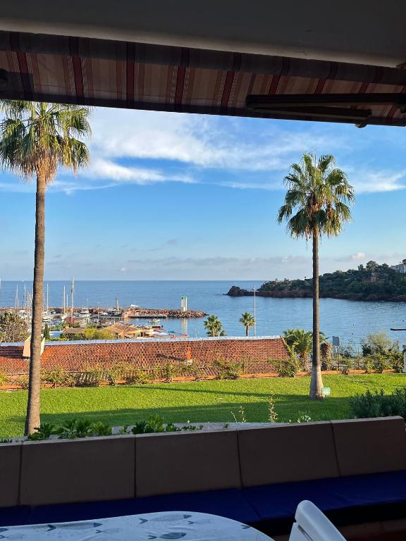 Appartement avec vue mer et piscine - Bed and Breakfast Théoule-sur-Mer