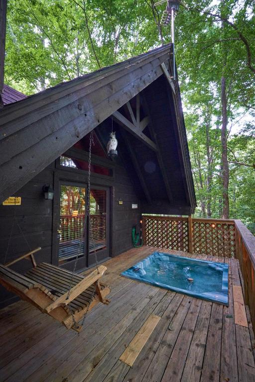Wild Columbine - Gatlinburg Area Hottub Romantic Cabin - B&B Sevierville