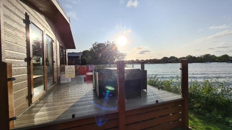 Tattershall Lakeside Lodge Indulgent wheelchair accessible 8 berth with Hot Tub - Chambres d'hôtes Tattershall