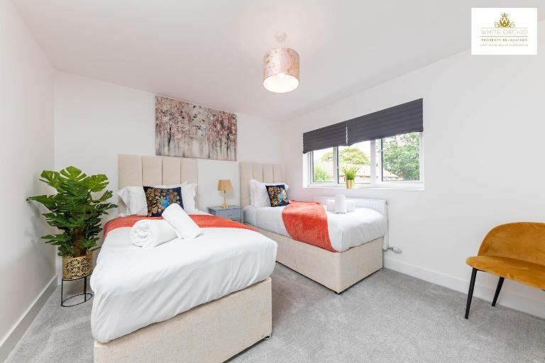 Contractors 3 Bed 2Bath House Free Off Street Parking for 2 Cars WiFi Stevenage Self Catering Sleeps 5 Guests By White Orchid Property Relocation - B&B Stevenage