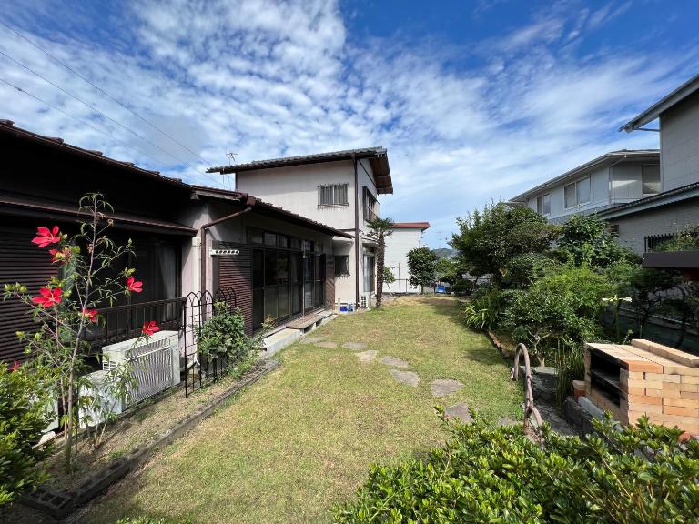 湘南ソラル〜二宮の高台・アートな庭付き日本家屋121㎡／高速WiFi／芝生ドッグラン・ピザ窯BBQ有 - Ferienwohnung Ninomiya