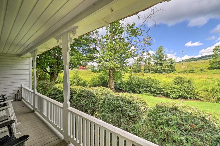 'Lil Red Hen' Cottage in the Boone Area w/ Hot Tub - B&B West Jefferson