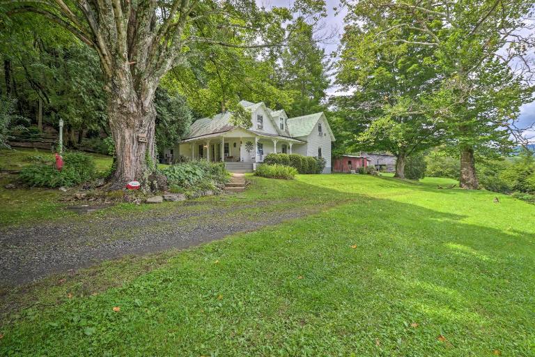 'Lil Red Hen' Cottage in the Boone Area w/ Hot Tub - B&B West Jefferson