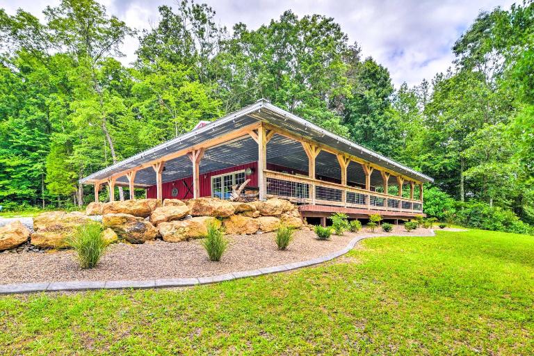 Secluded Brownsville Cabin w/ Deck & Fire Pit - B&B Brownsville