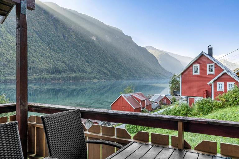 Cabin alongside the beautiful fjærlandsfjord - B&B Fjærland