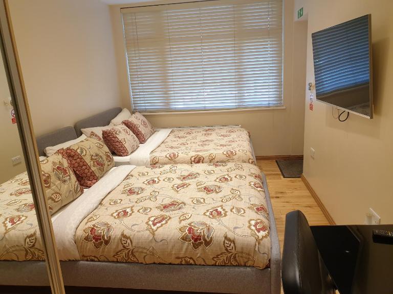 London Luxury Apartments 1 min from Redbridge Station with Parking - Ferienwohnung Wanstead