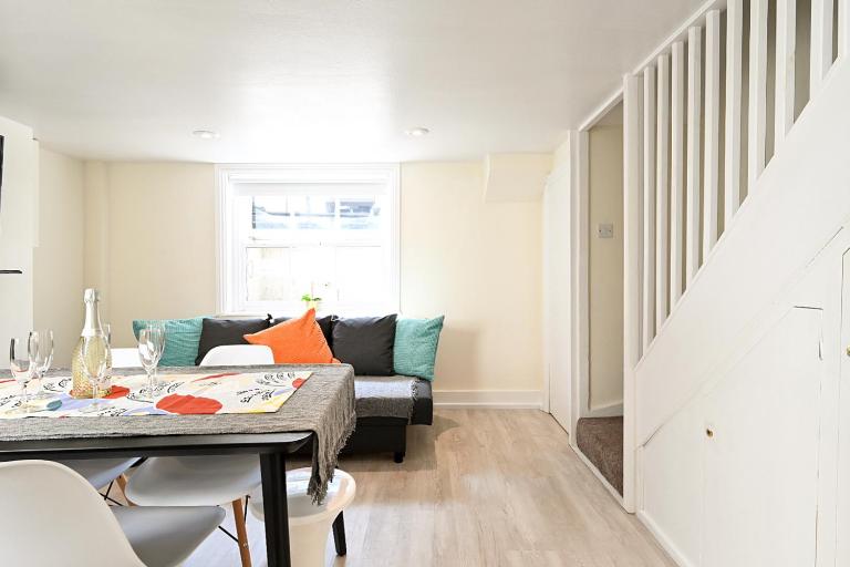 Homey Downtown Brighton Two Bedroom Townhouse Near Sea Front, up to 6-7 guests - B&B Brighton