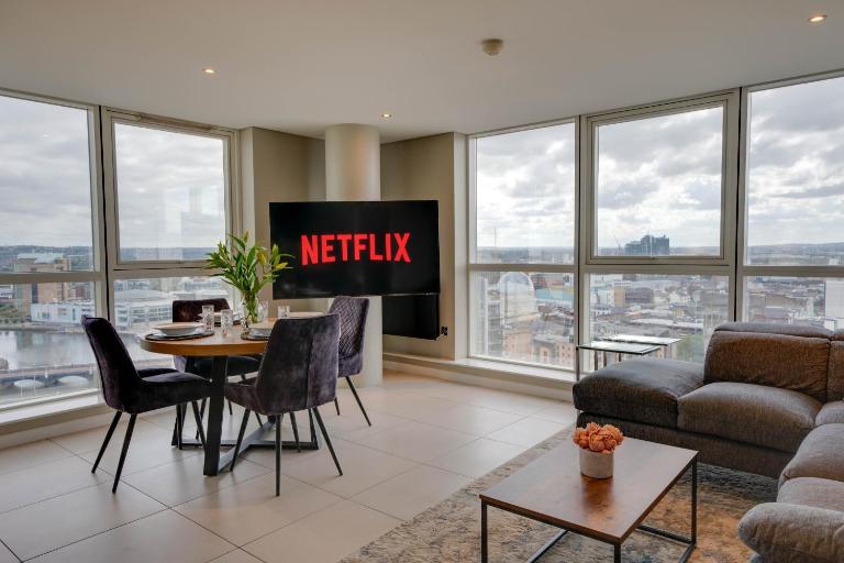 TALLEST BUILDING IN THE CITY CENTRE SLEEPS 5 incredible city mountain and Lagan views - Ferienwohnung Belfast