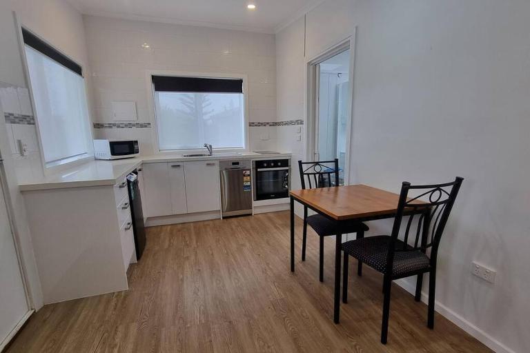 Modern 1 bedroom studio free parking close to CBD - B&B Burnie
