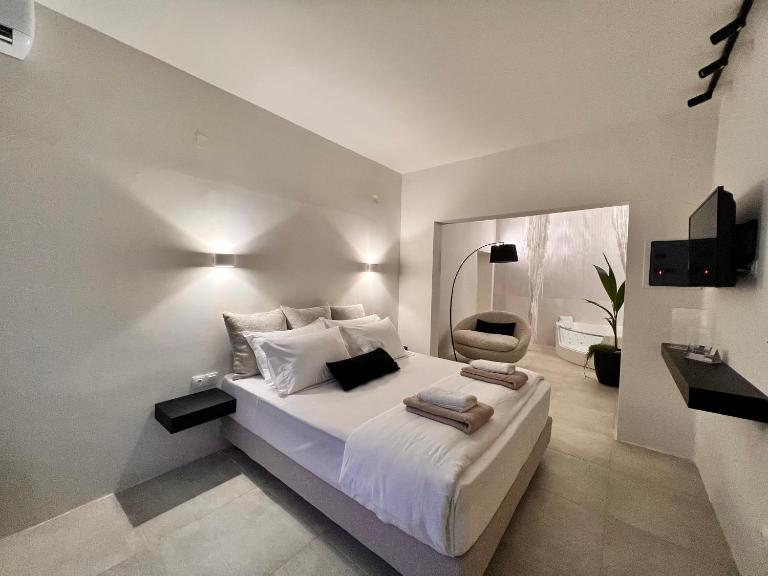 Perla Coco Jacuzzi Suites - B&B Chania