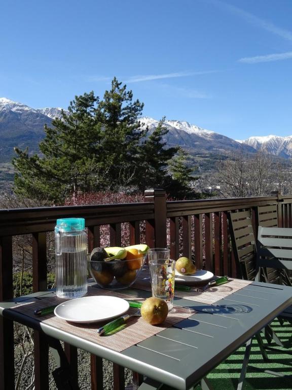 EMBRUN Superbe appartement classé 3 étoiles tout équipé avec vue sur montagnes - Ferienwohnung Saint-Sauveur