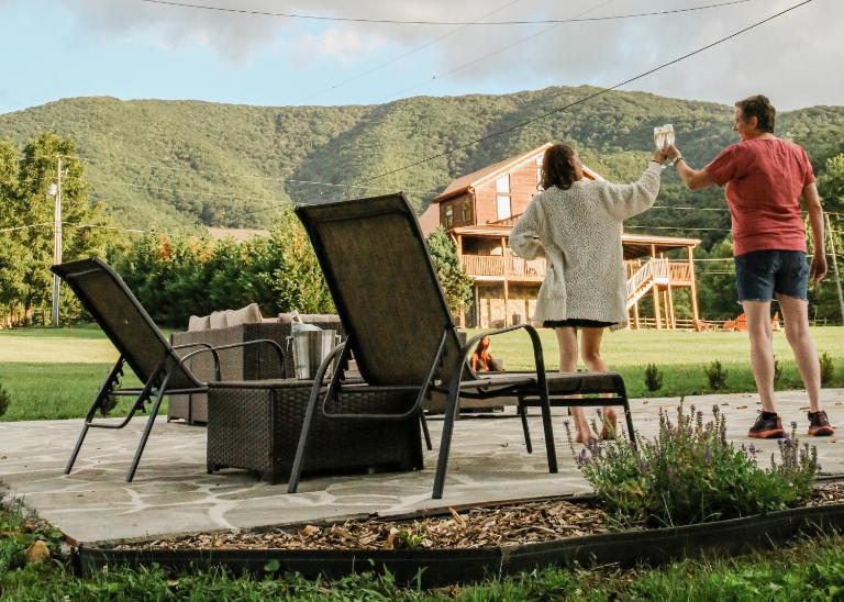 Sunlight House Enjoy Serenity and Amazing Views Sleeps 6 - B&B Sevierville