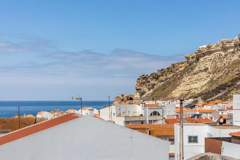 Carepa Suites -Nazaré, Steps from the Beach - B&B Nazaré