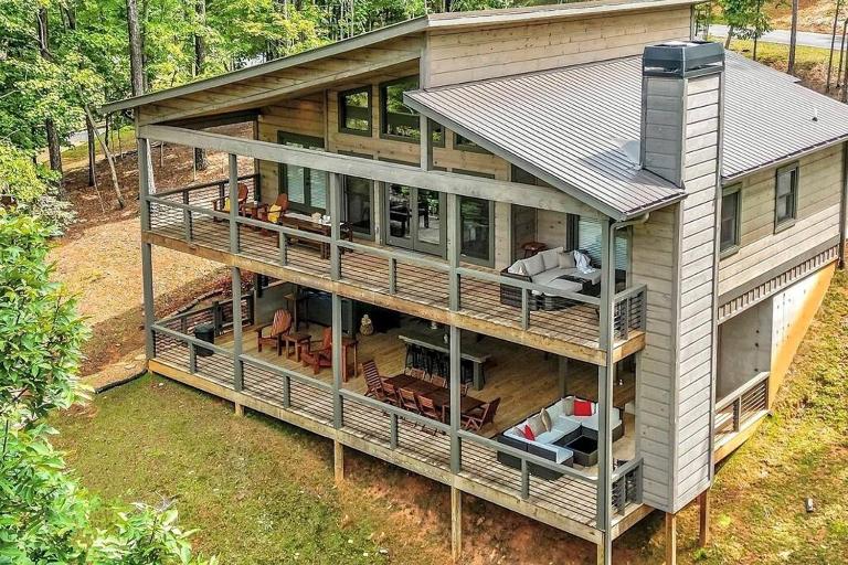 NEW Modern Cabin! 2 Large Decks, Hot Tub, Sleeps 8 - Bed and Breakfast Ellijay