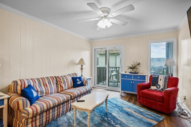 Cheery coastal condo with balcony, AC, W/D, 2 pools, grills, & beach access - B&B Atlantic Beach