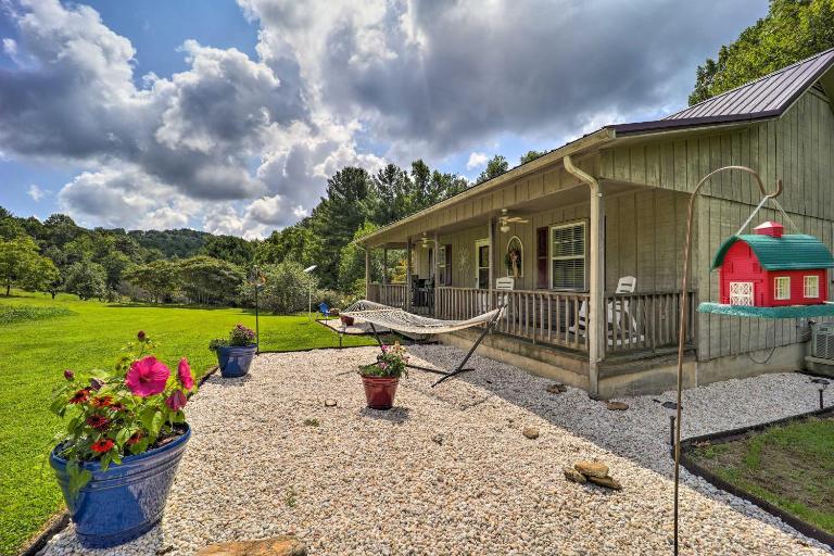 Deep Gap Cottage w/ Fire Pits - Hike & Ski! - B&B Stony Fork