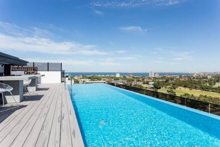 Rooftop infinity pool - St Kilda luxury - B&B Melbourne