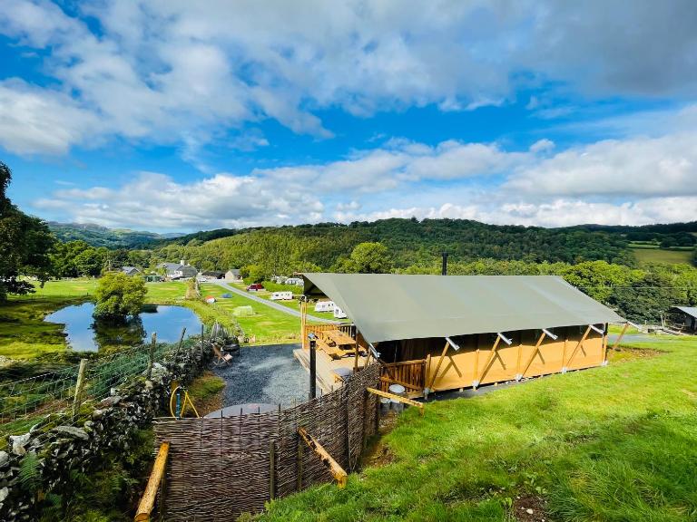 Mountain View Safari Tent with Hot Tub in The Heart of Snowdonia - Ferienwohnung Dolgellau