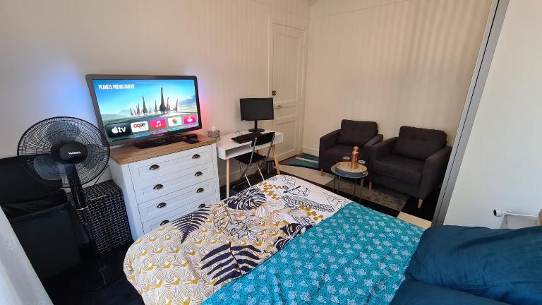 Chambre privée classée 2 étoiles avec serrure et non mitoyenne dans un appartement de 50 m2 dans une résidence cosy et Paris à proximité - B&B Colombes