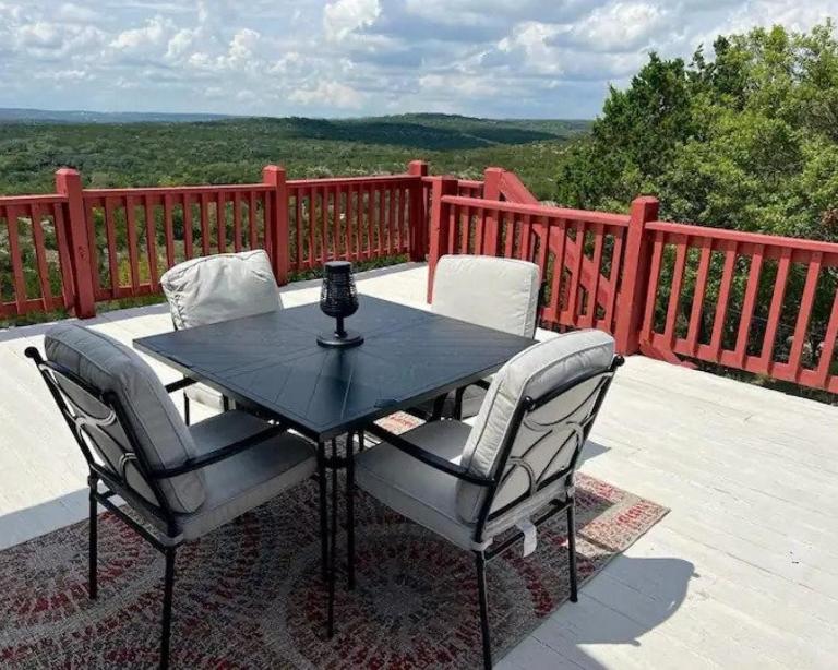 Entire 2br 2ba hilltop view home Sleeps 8 pets 4 acres Jacuzzi Central AC Kingbeds Office Free WiFi Parking Full Kitchen Refrigerator Washer Dryer Furnished Three 3 Large Sunset Dining Patios Grill Stovetop Oven Hiking Wildlife Firepit Quiet very Secluded - B&B Marble Falls