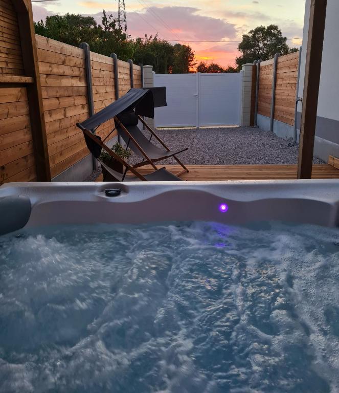 A Fleur de Spa : Maison chaleureuse avec spa privatif et billard. - B&B Coulogne