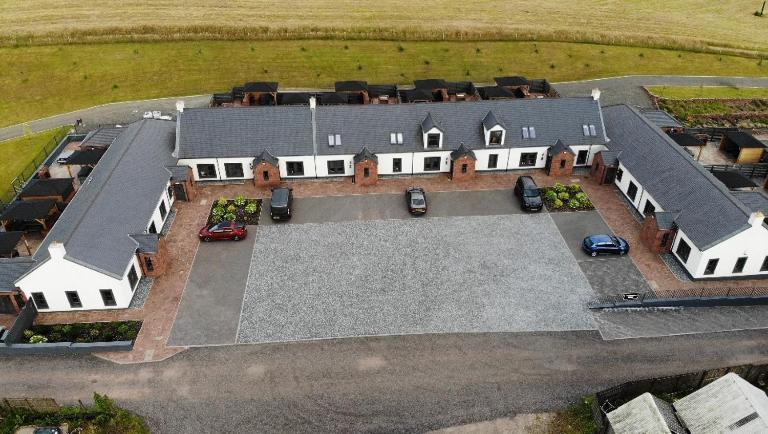 Westertonhill Lodge - 3 Double Bedrooms Sleeps 8 With Private Hot Tub Hire Available - B&B Balloch
