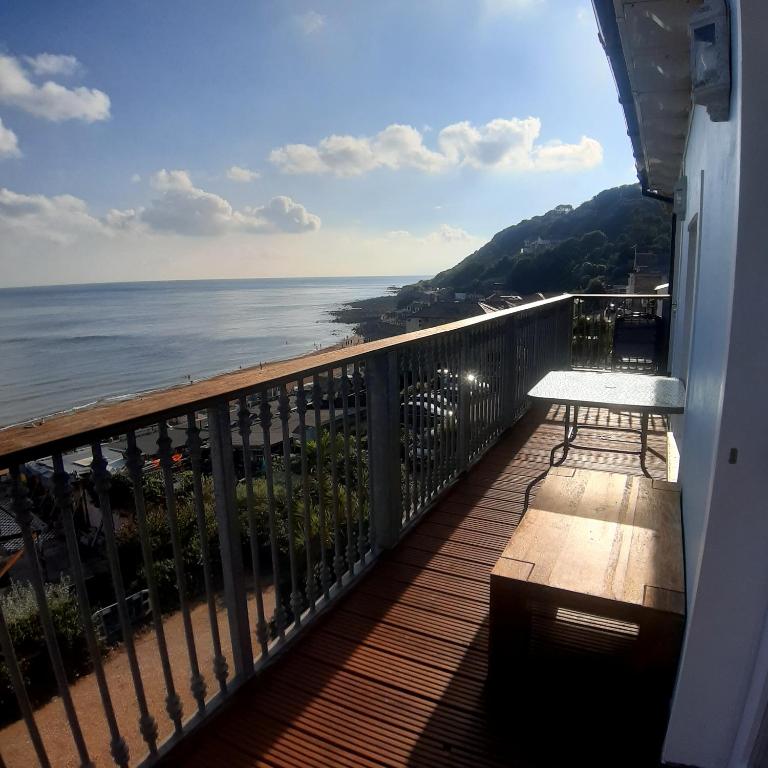 Kaia Penthouse, waking up to the sound and smell of the ocean - B&B Ventnor