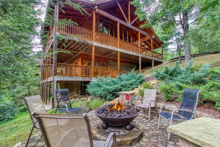 Mountain Jewel, Game Room , Fire Pit, Theater Area, WIFI, Pool access!!! - B&B Gatlinburg