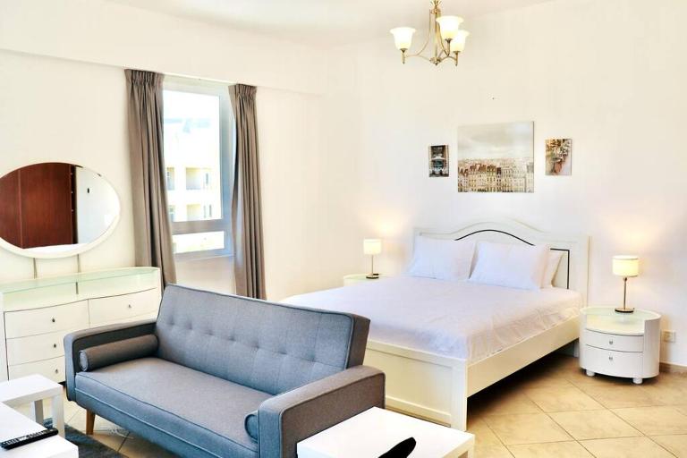 Unified Vacation Homes-Spacious Studio in lush green Motor City - Chambres d'hôtes Dubaï