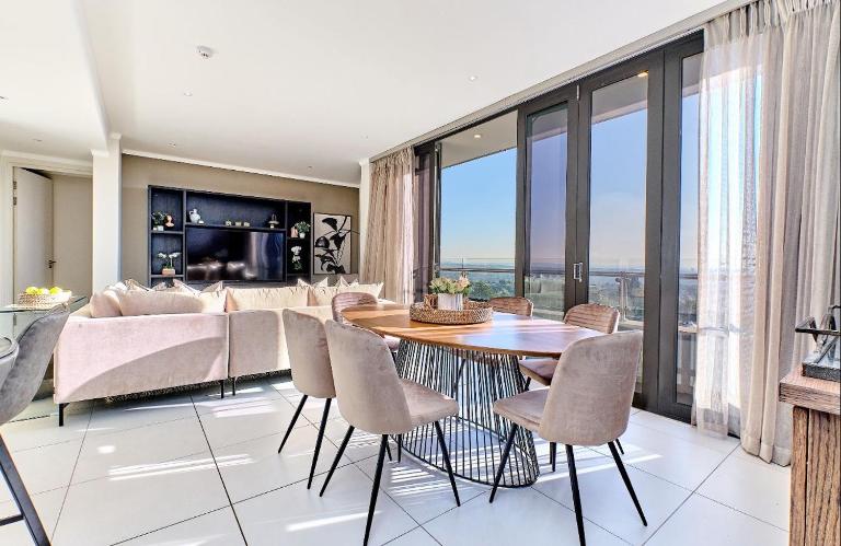 Modern Luxury furnished apartments in Sandton - Two bed Executive, Two bed Deluxe and Three Bed Executive with Balconies - B&B Johannesburg