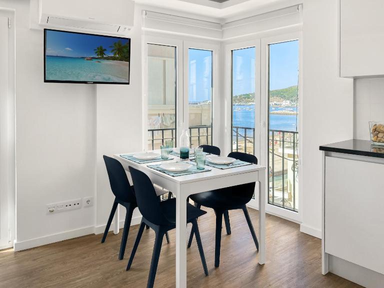 Sea View Apartment, Steps from the Beach, Sesimbra - B&B Sesimbra