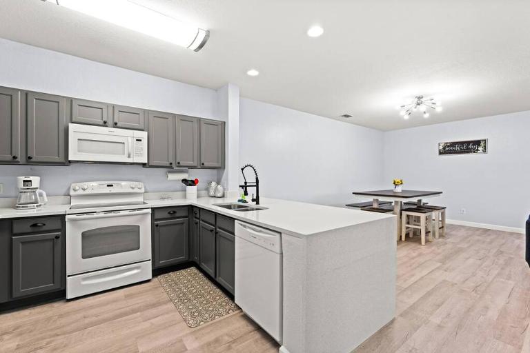 3BR Disney Condo Resort Pool Sleeps 10 - B&B Kissimmee