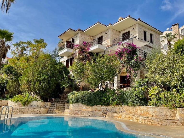Romantic pool villa overlooking the islands - B&B Kaş