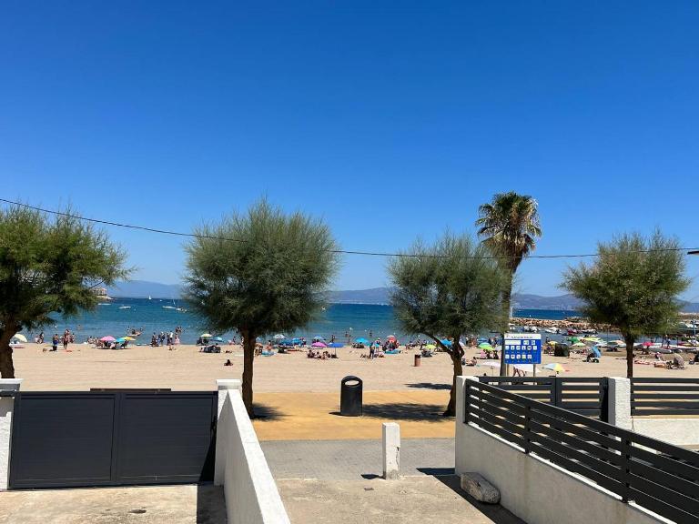 Apartamento en la playa. Free Parking. Free WiFi - Bed and Breakfast l'Escala