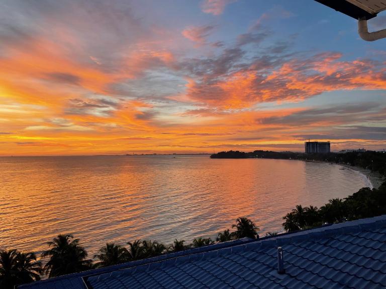 Seri Bulan Holiday Apartment Affordable 2BR Beachside Stay in Teluk Kemang, PD - Bed and Breakfast Port Dickson