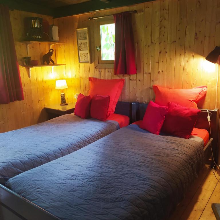 CABANE CERISE DANS L'ARBRE Etapeboisee - B&B Fumay