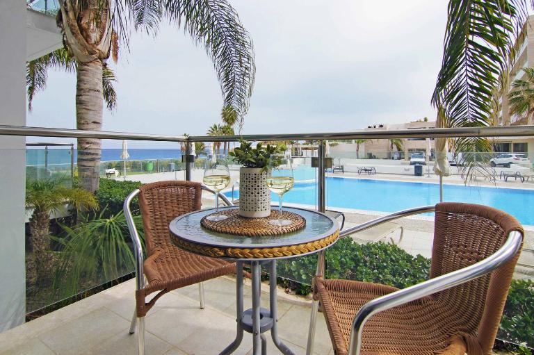 DIANA - Coralli Beachfront Apartment - Chambres d'hôtes Protaras