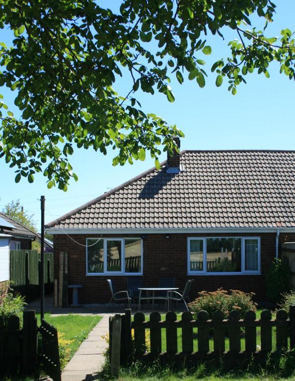 Simla Bungalow, Tetney, Spacious Parking, Private Garden - B&B Tetney