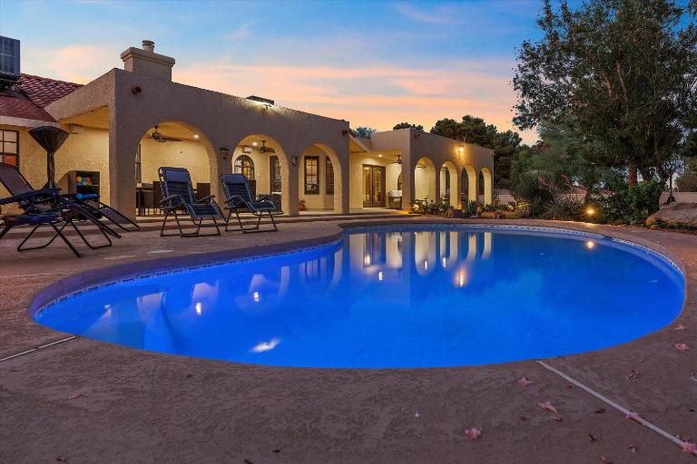 Ranch villa 1 level on half acre 8-min from Strip - B&B Las Vegas