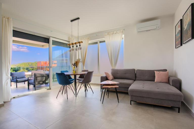 Modern two bedroom apartment “Sky view” in Stinjan - Chambres d'hôtes Pula
