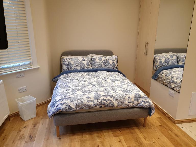 London Luxury Studio Flat 4 min to Ilford Station with FREE parking FREE WiFi - Chambres d'hôtes Ilford