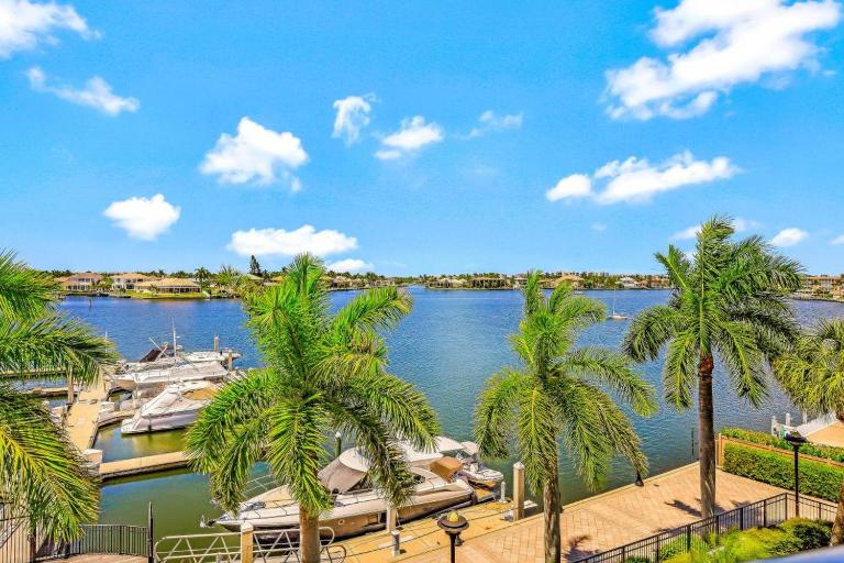 Exquisite condo with unique balcony and bay views - B&B Marco Island
