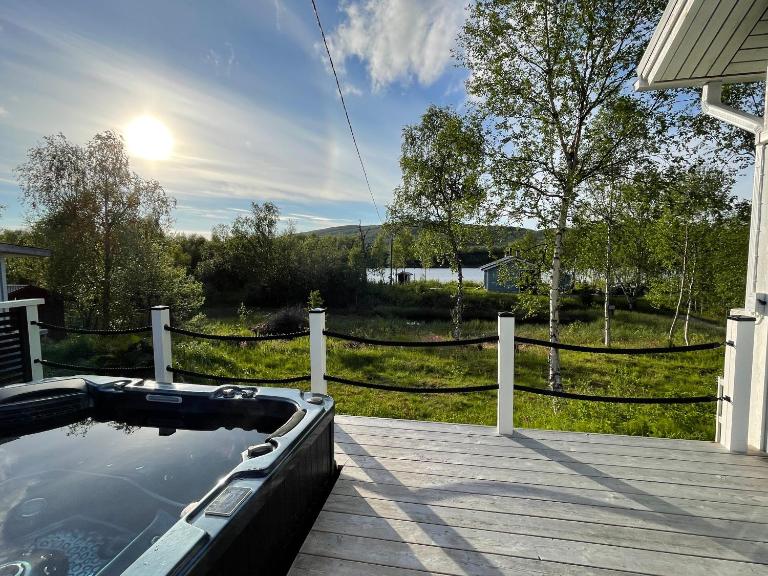 Villa Arktika porealtaallinen mökki Nuorgamissa Tenojoen ja tunturien vieressä - B&B Nuorgam