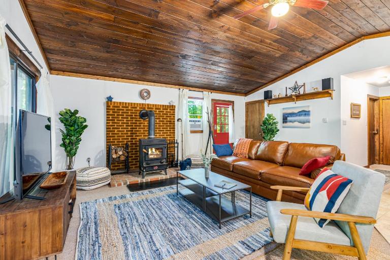Tucked Away w Hot Tub, Fire Pit, Deck, & WiFi - B&B Great Cacapon