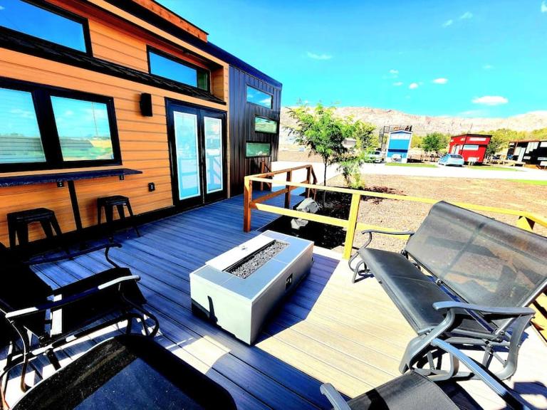 Designer Modern Tiny Home w All of The Amenities - B&B Apple Valley