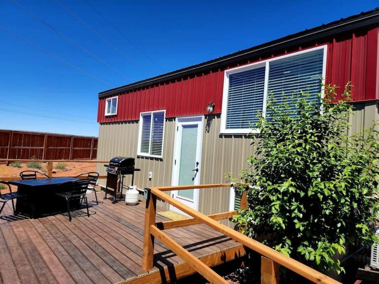 Peaceful Tiny Home with private deck-fire pit-bbq - B&B Apple Valley