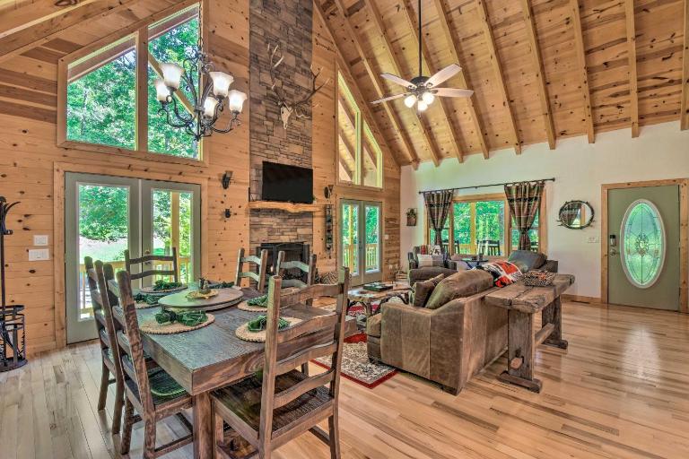 Great for Families! Lavish Hiawassee Cabin - Chambres d'hôtes Hiawassee