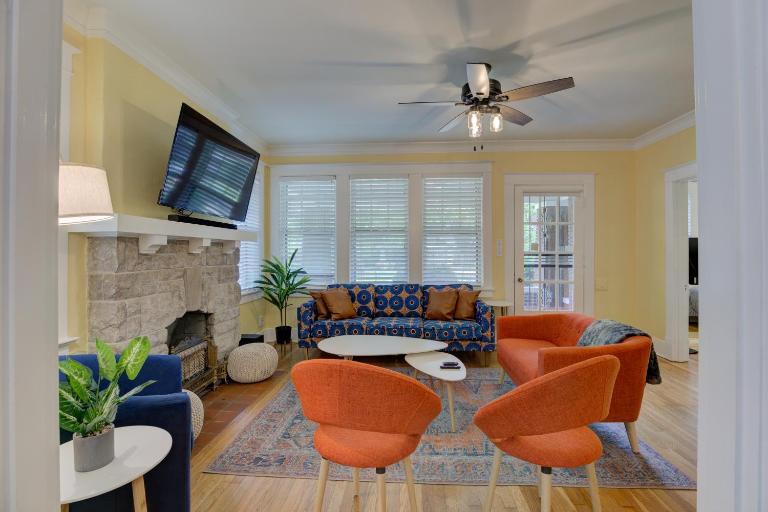 Spacious 3BR Cooper-Young Bungalow - Sleeps 8 - Walkable to Dining - Easy Access to Downtown - Parking - B&B Memphis