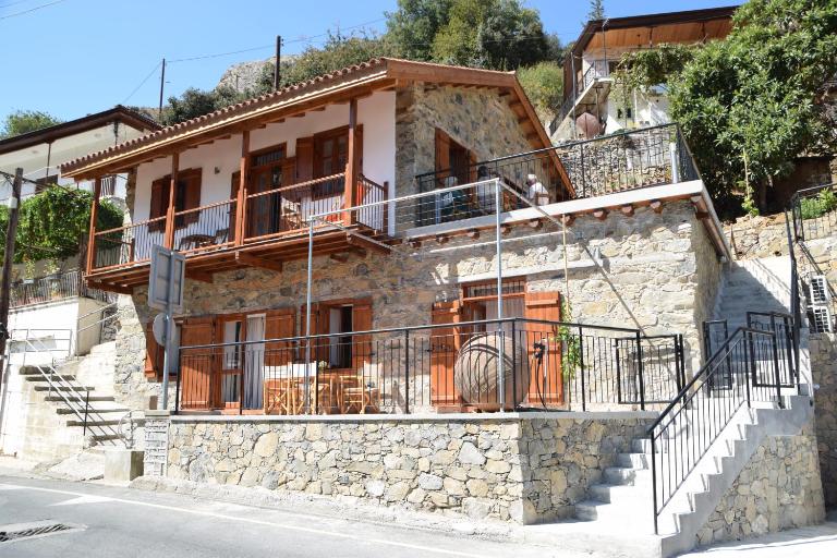 Konatzin tou Massou by Raise - B&B Moutoullás